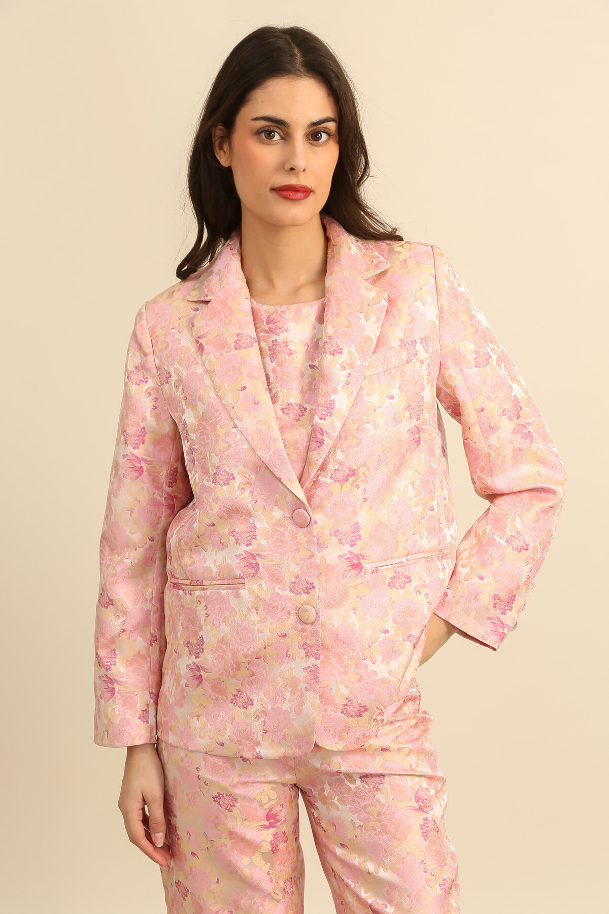 Grossiste DAPHNEA - Veste blazer femme rose à fleurs tailleur chic coupe structurée