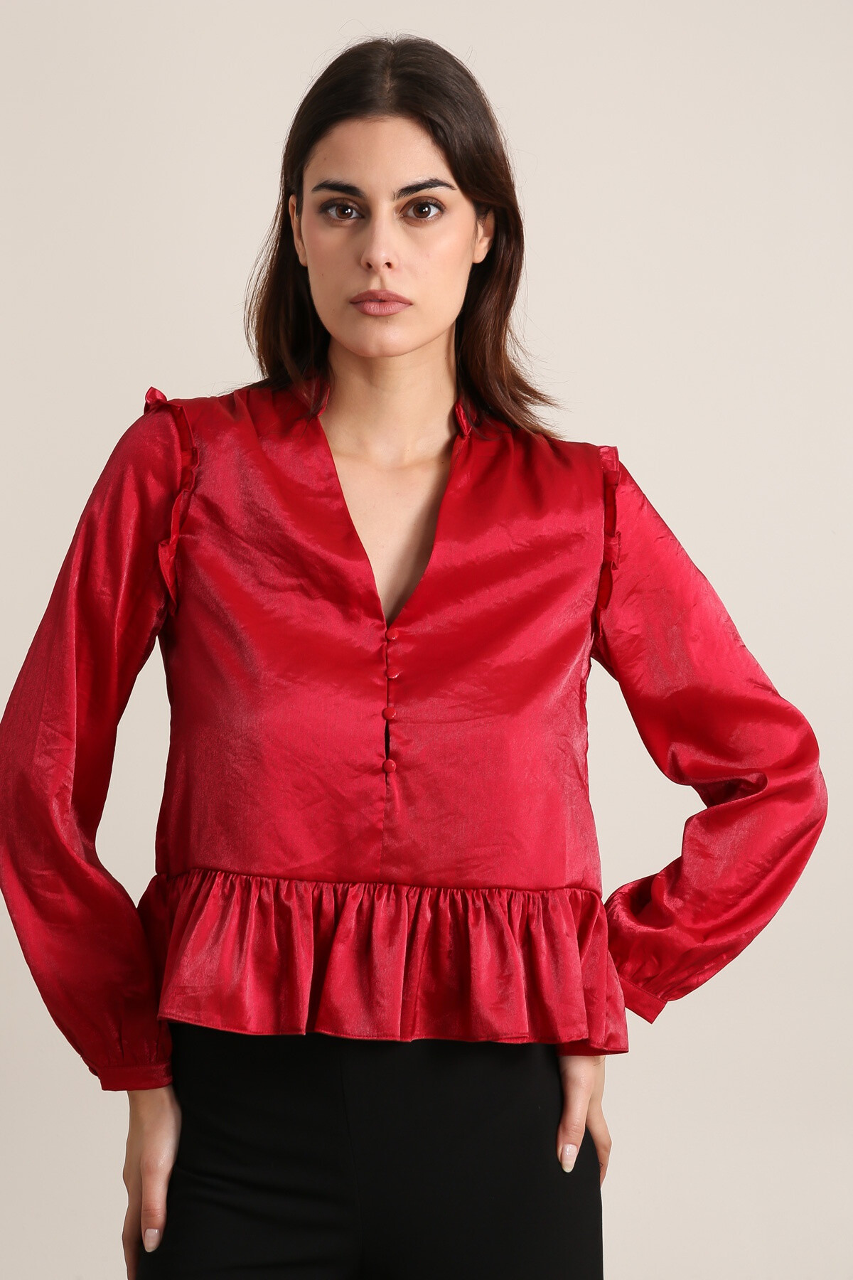 Grossista DAPHNEA - Blusa con bottoni coperti e piccoli volant