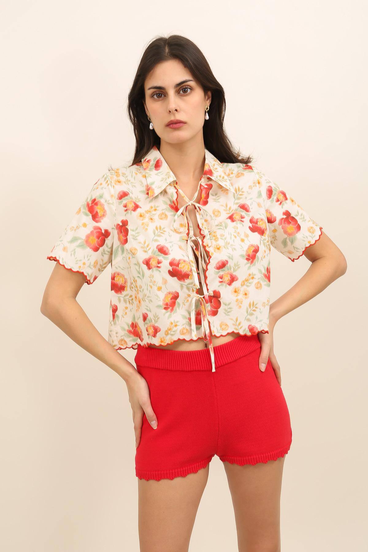 Grossiste DAPHNEA - Chemisier court imprimé floral avec liens à nouer et col chemise