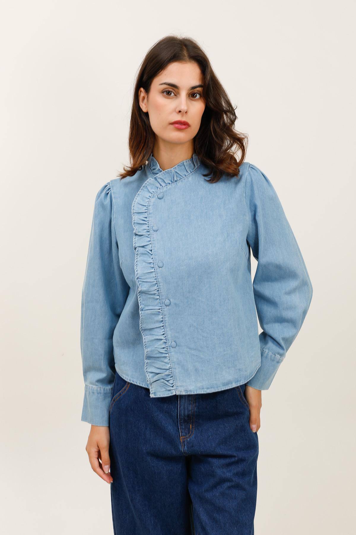 Mayorista DAPHNEA - Camisa Vaquera Asimétrica para Mujer con Volantes y Cuello Alto