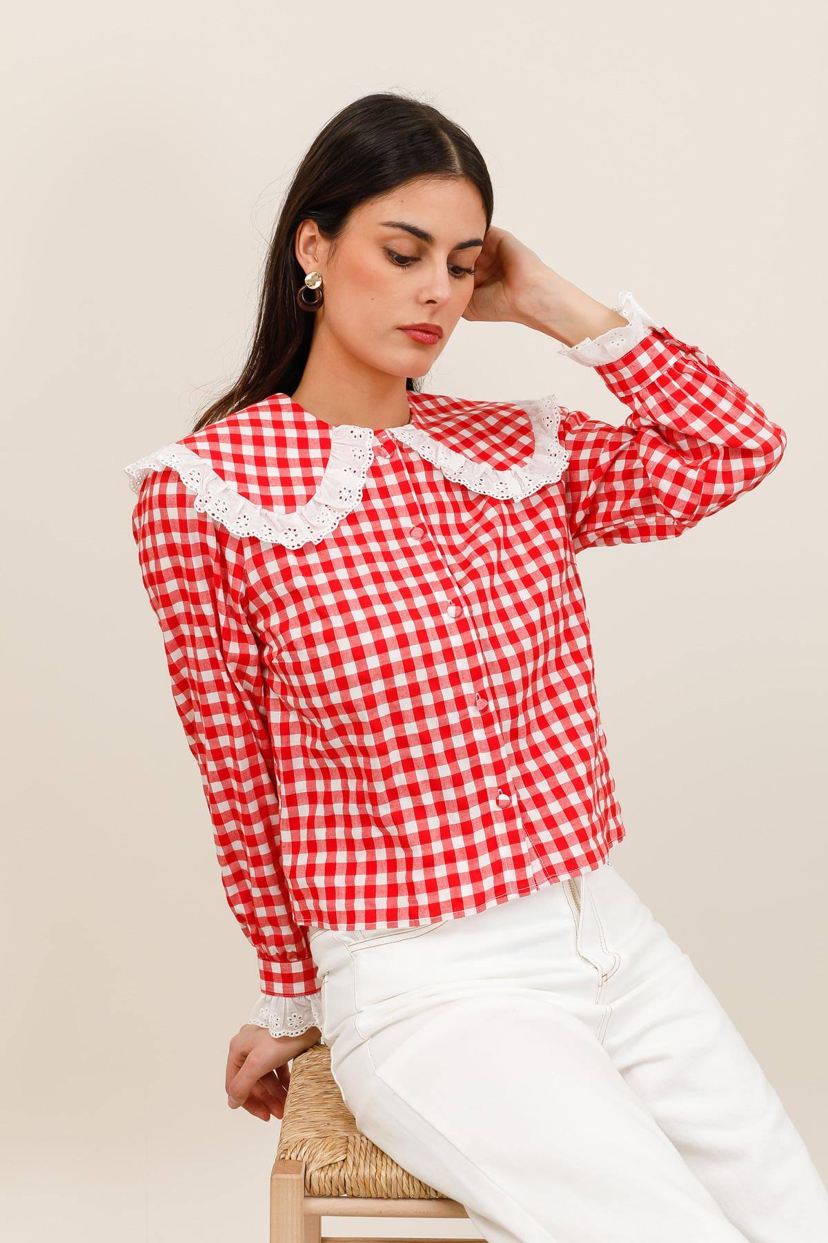 Grossiste DAPHNEA - Blouse vichy femme – Col large volanté en dentelle