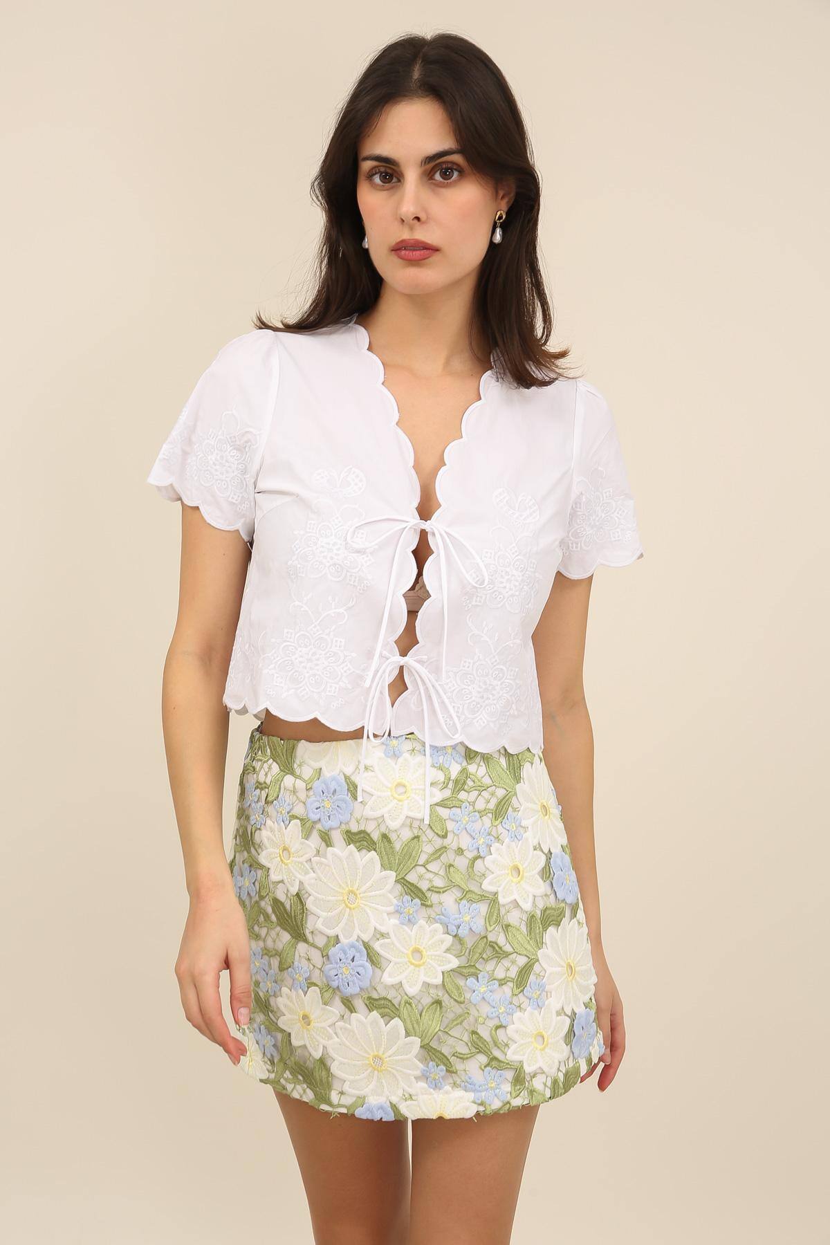 Mayorista DAPHNEA - Blusa corta bordada con lazos para atar al frente, mangas cortas y acabados festoneados