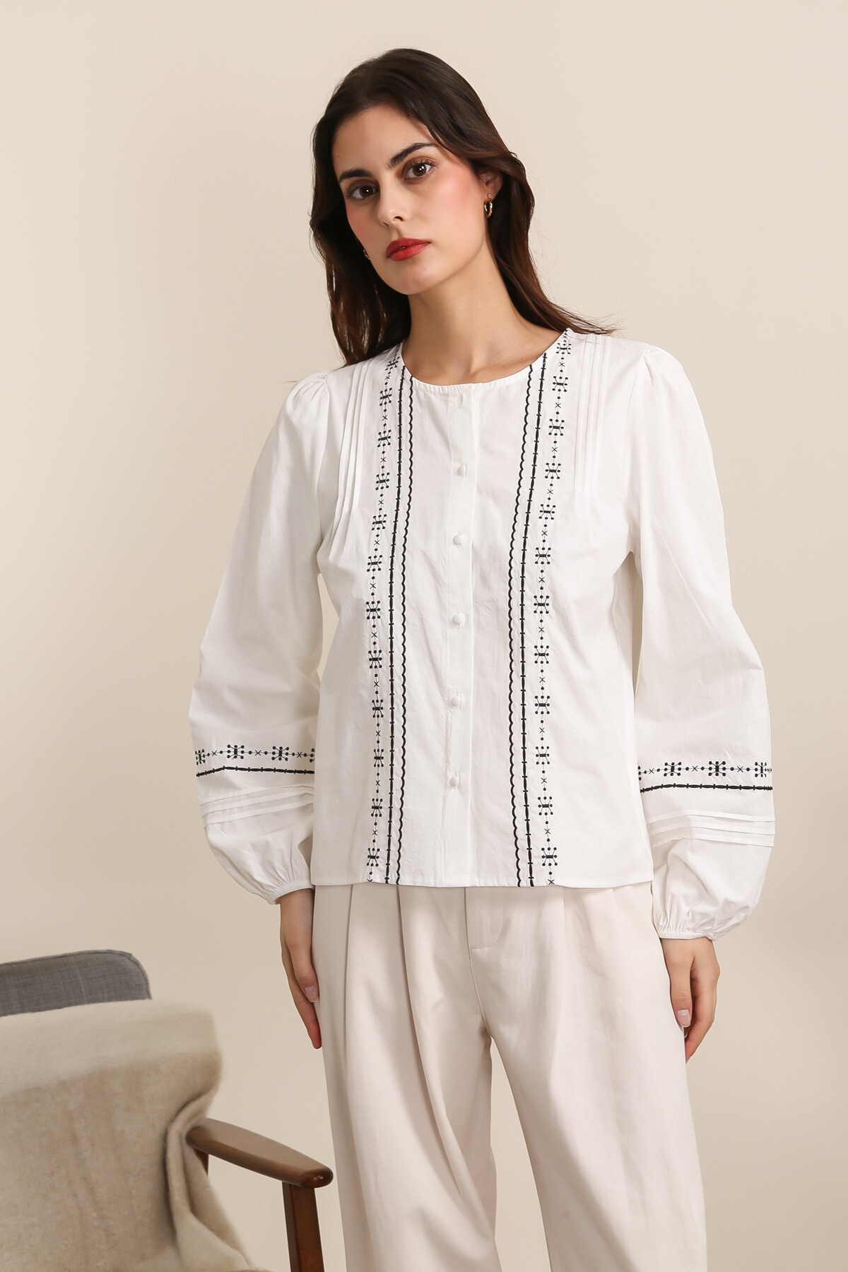 Großhändler DAPHNEA - BESTICKTE BLUSE
