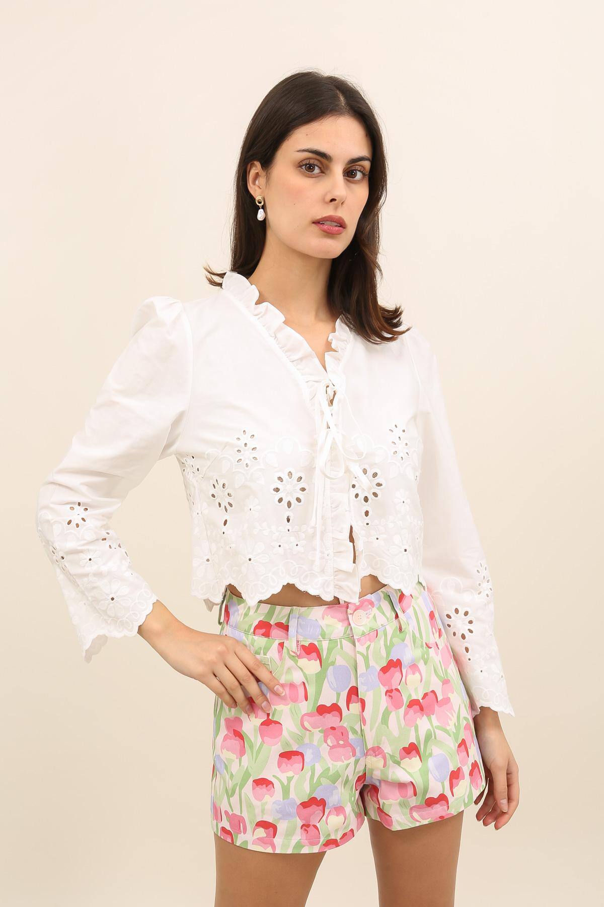 Grossiste DAPHNEA - Blouse courte broderie anglaise avec volants et lien