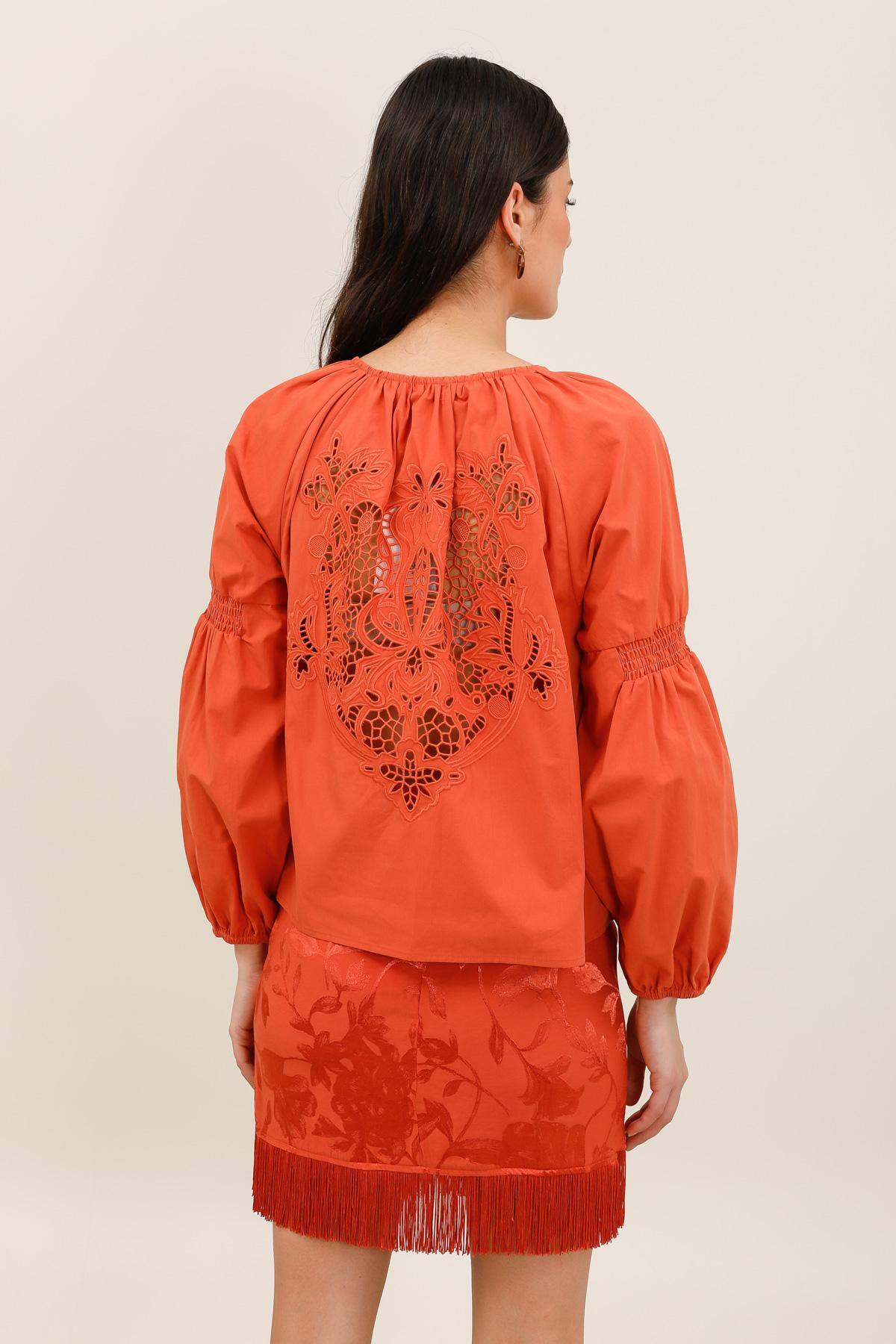 Grossiste DAPHNEA - Blouse femme bohème manches longues – Broderie dos et col noué