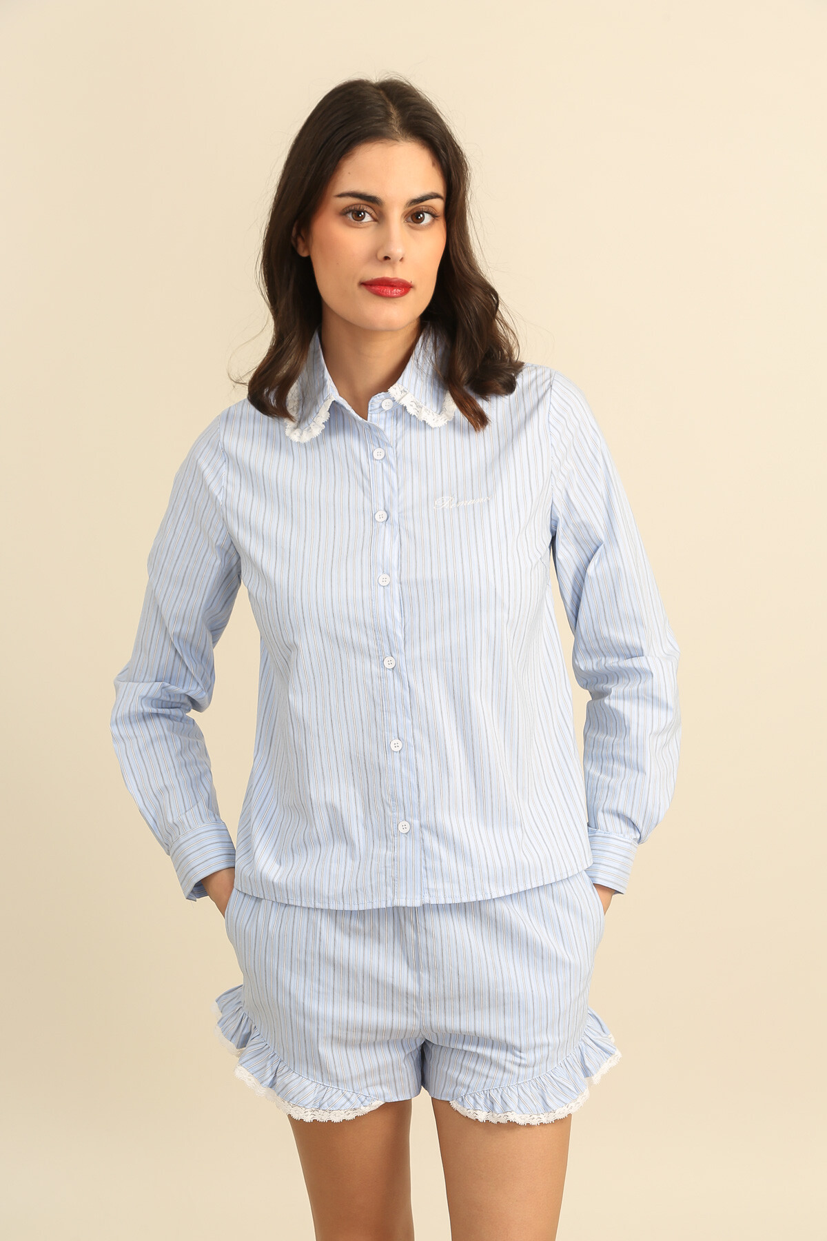 Grossiste DAPHNEA - Chemise femme rayée col dentelle – Blouse manches longues style romantique