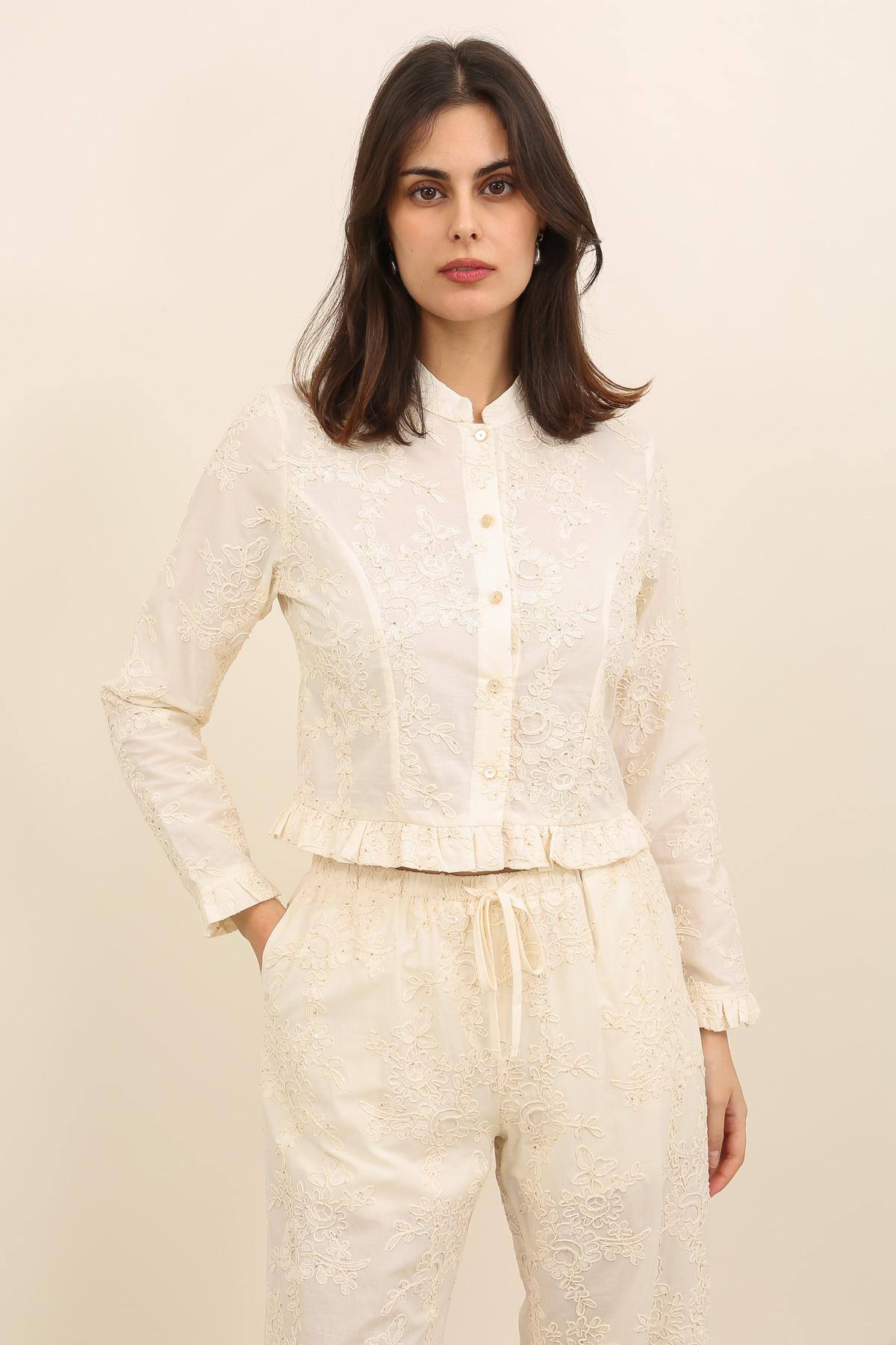 Grossiste DAPHNEA - Chemise femme beige brodée à sequins – Blouse florale manches longues chic