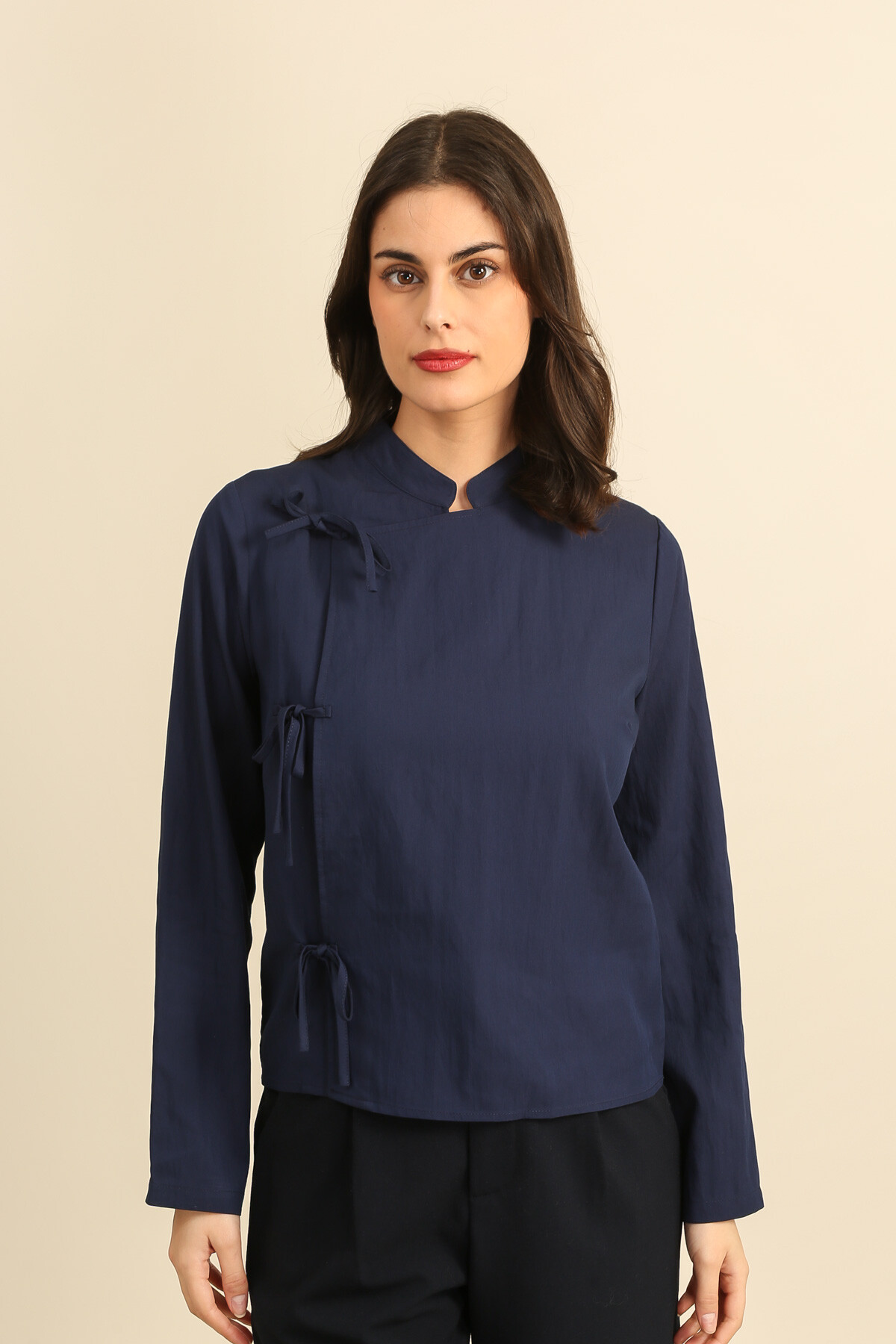 Grossiste DAPHNEA - Blouse femme col mao manches longues fermeture nouée asymétrique