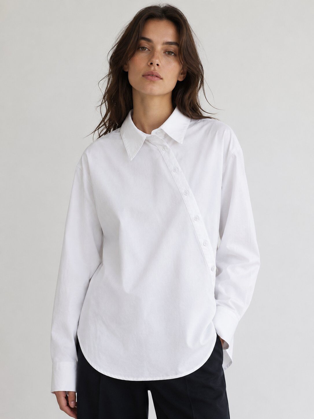 Grossiste DAPHNEA - Chemise Femme à Col Classique avec Fermeture Asymétrique Boutonnée