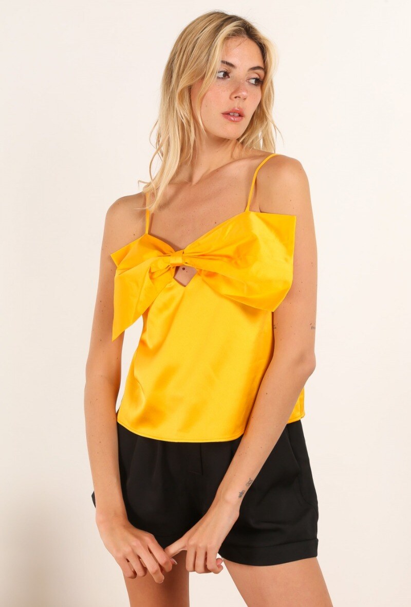 Grossiste DAPHNEA - Débardeur femme satiné jaune à bretelles fines avec nœud oversize sur le buste et coupe fluide