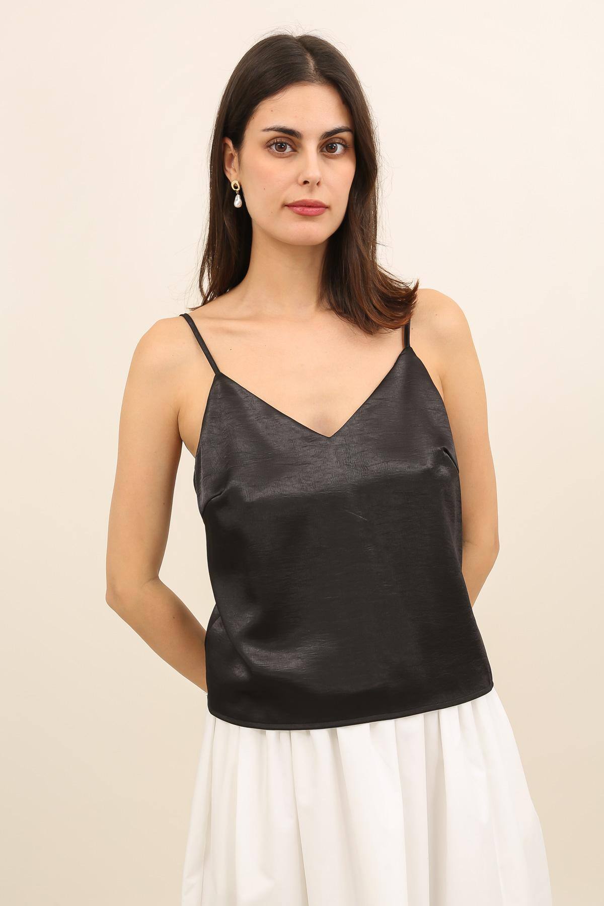 Grossiste DAPHNEA - Top Satiné Femme Bretelles Fines Dos Bijou – Col V Élégant