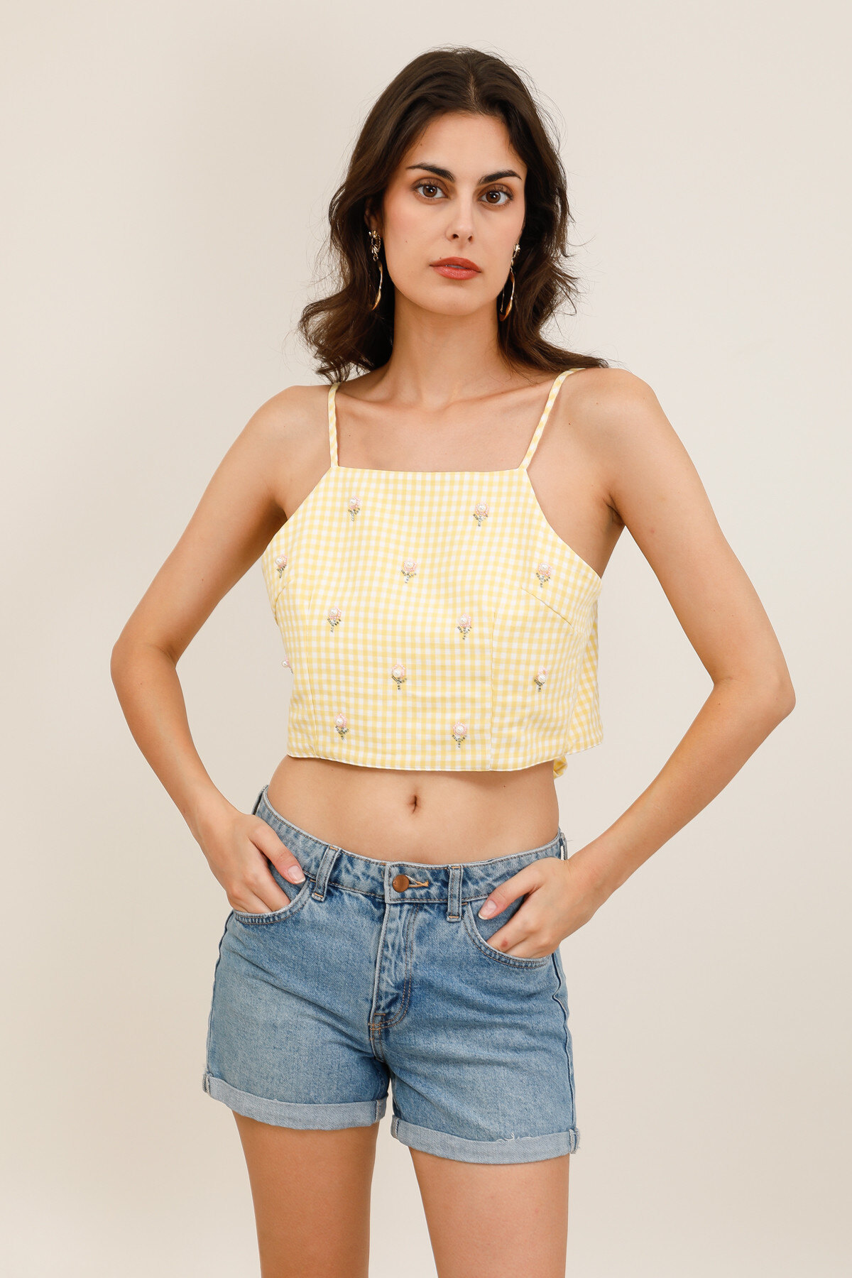 Grossista DAPHNEA - Top Donna a Quadretti con Spalline, Ricami con Perline e Fiocco sul Retro