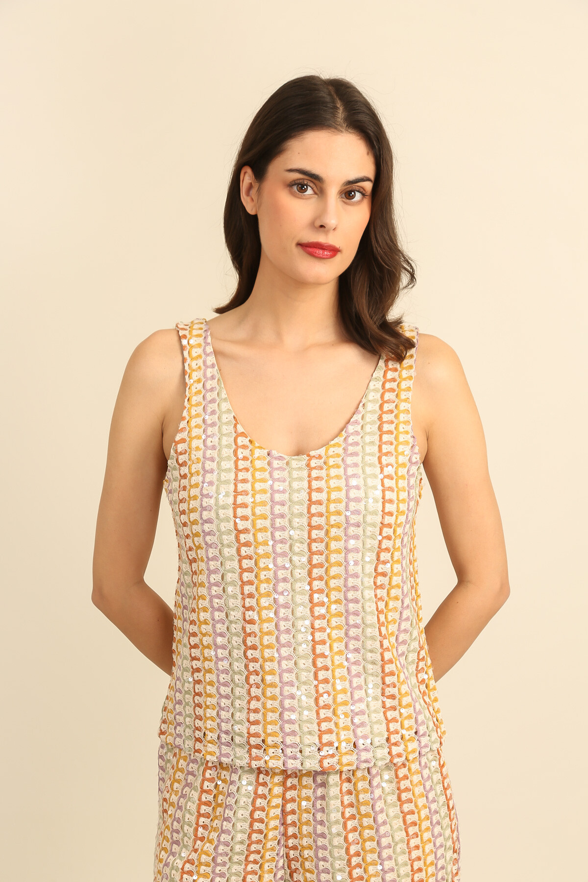 Grossiste DAPHNEA - Débardeur femme en maille avec sequins col rond coupe droite sans manches