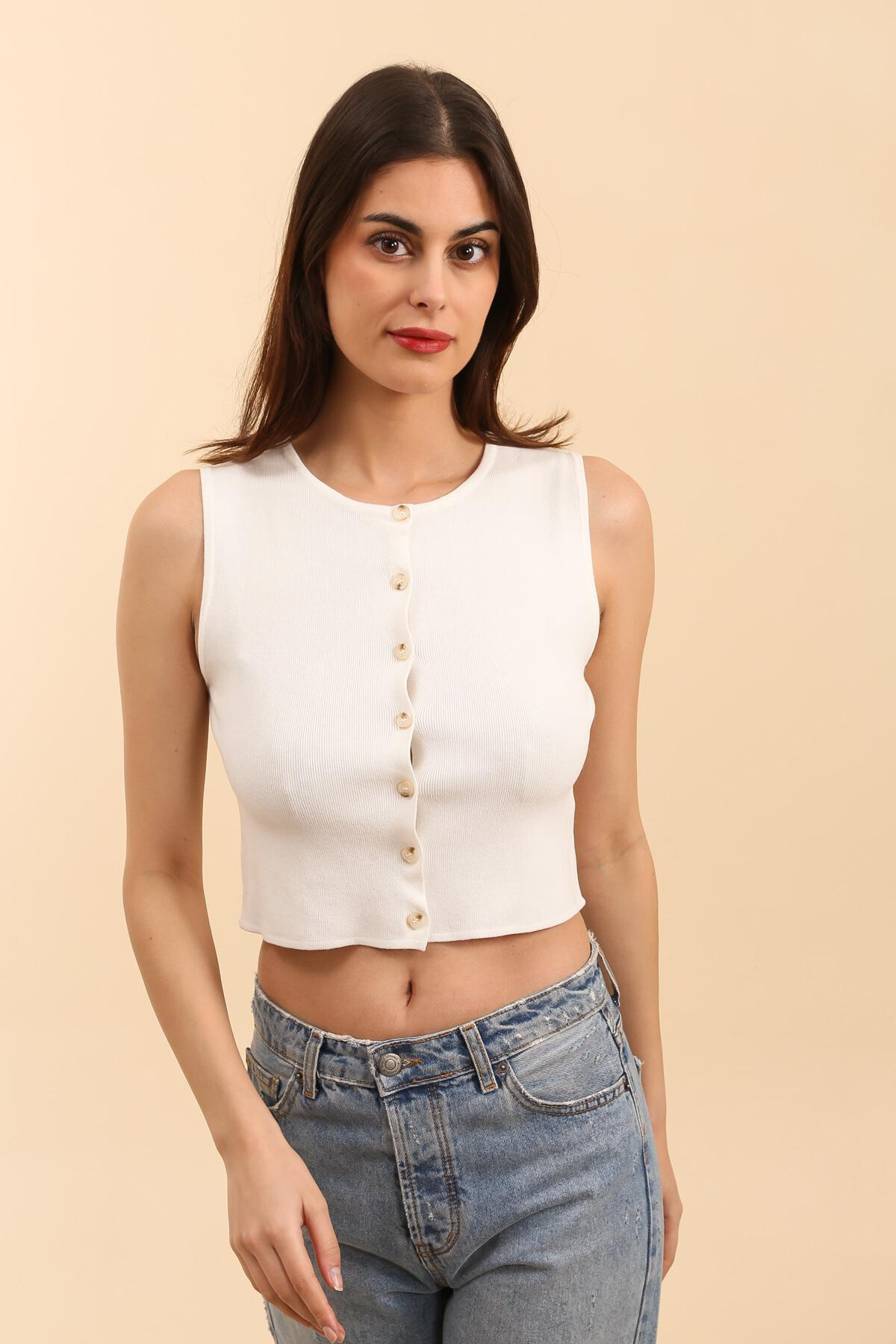 Grossiste DAPHNEA - Gilet sans manches boutonnée uni col rond