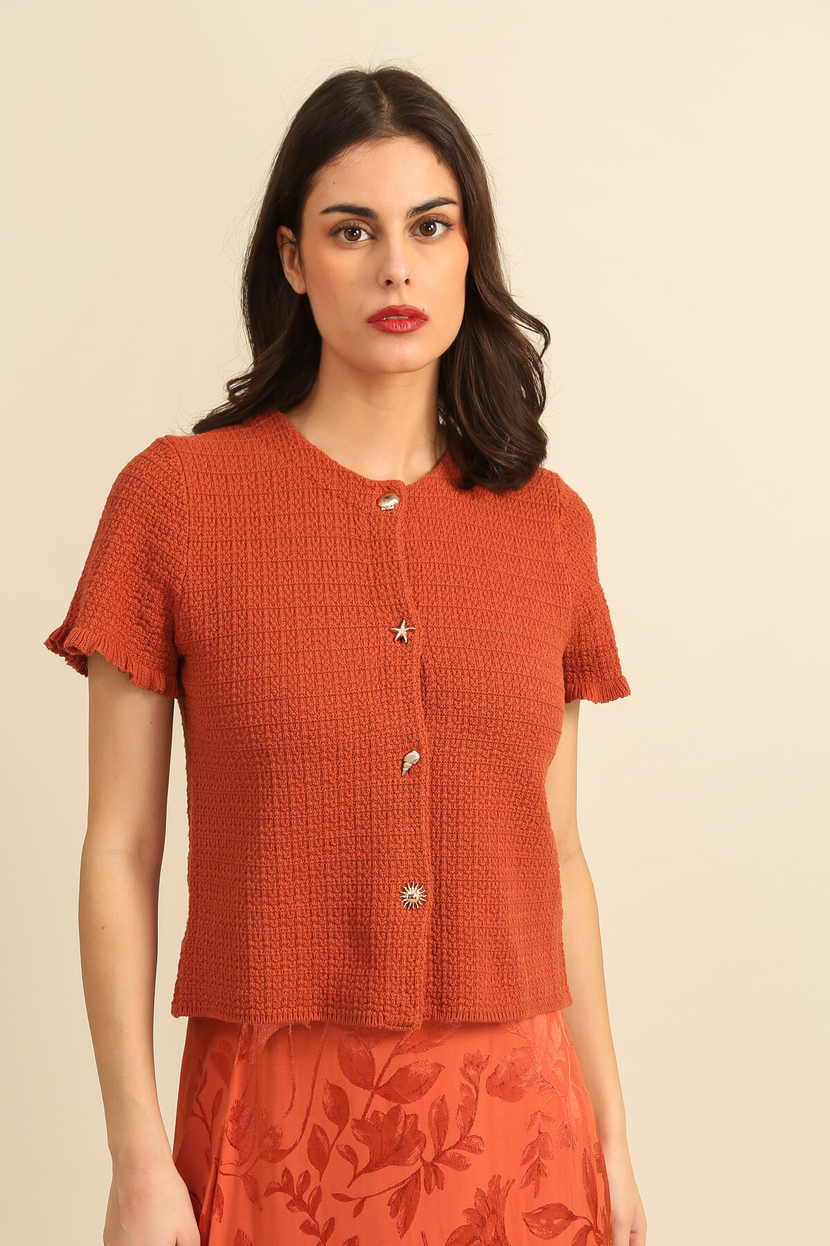 Grossiste DAPHNEA - Gilet maille femme manches courtes col rond – Cardigan boutonné texturé chic printemps été