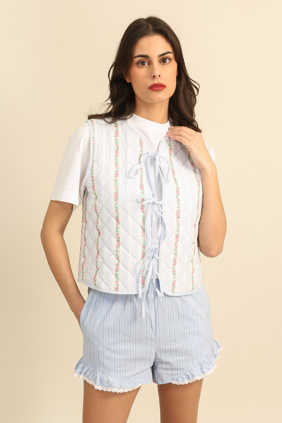 Grossiste DAPHNEA - Gilet Femme Matelassé Rayé Motif Floral – Veste Sans Manches Nouée Devant