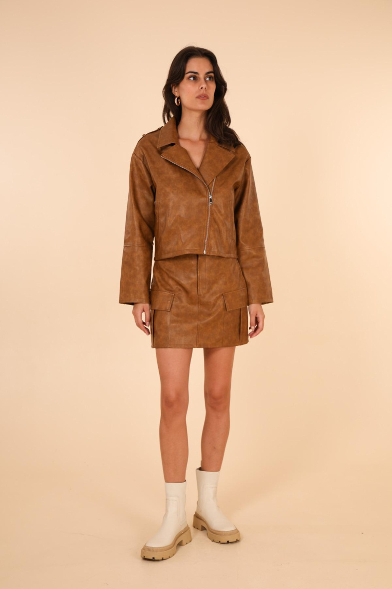 Wholesaler DAPHNEA - Women's short grained faux leather skirt with cargo pockets