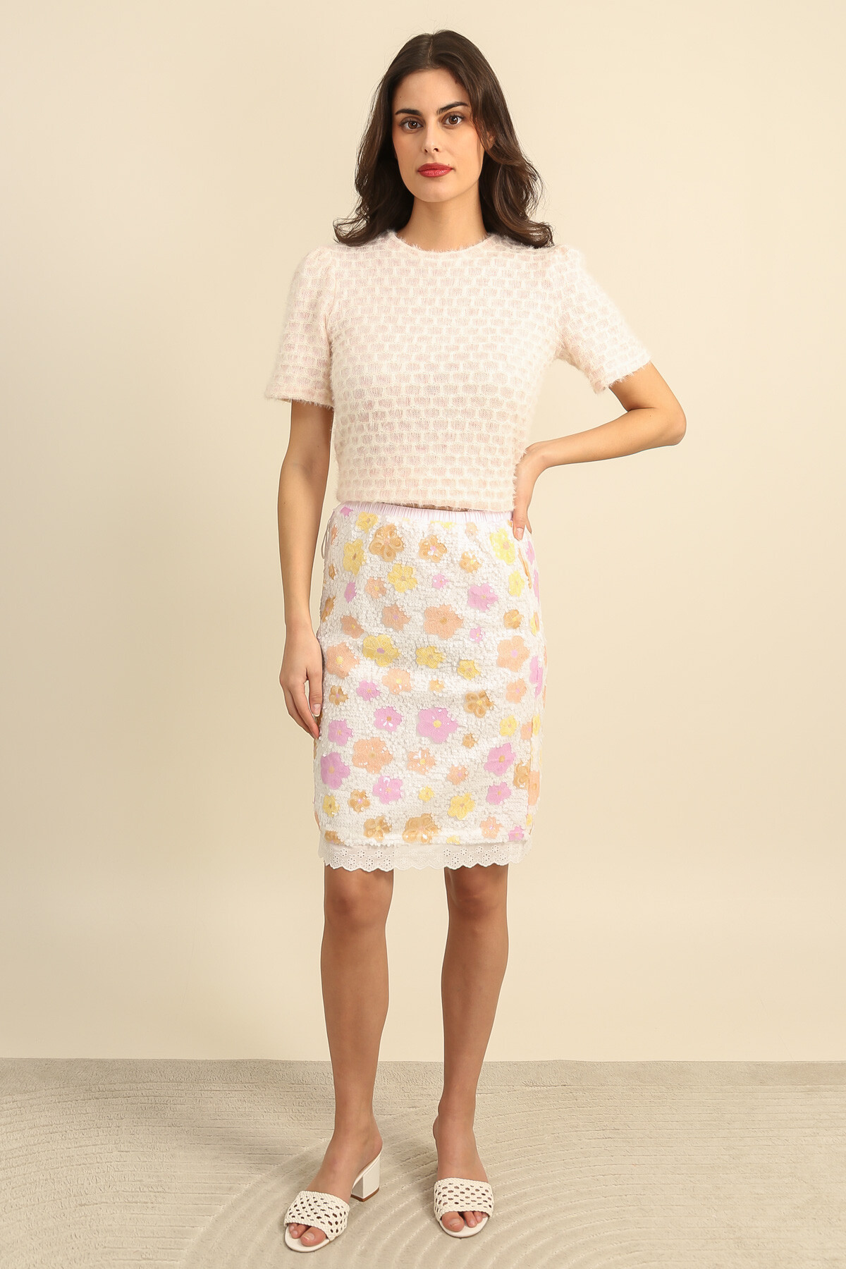 Grossiste DAPHNEA - Jupe femme droite sequins – Motif fleurs pastel – Taille élastique – Bande de dentelle en bas– Style chic printemps