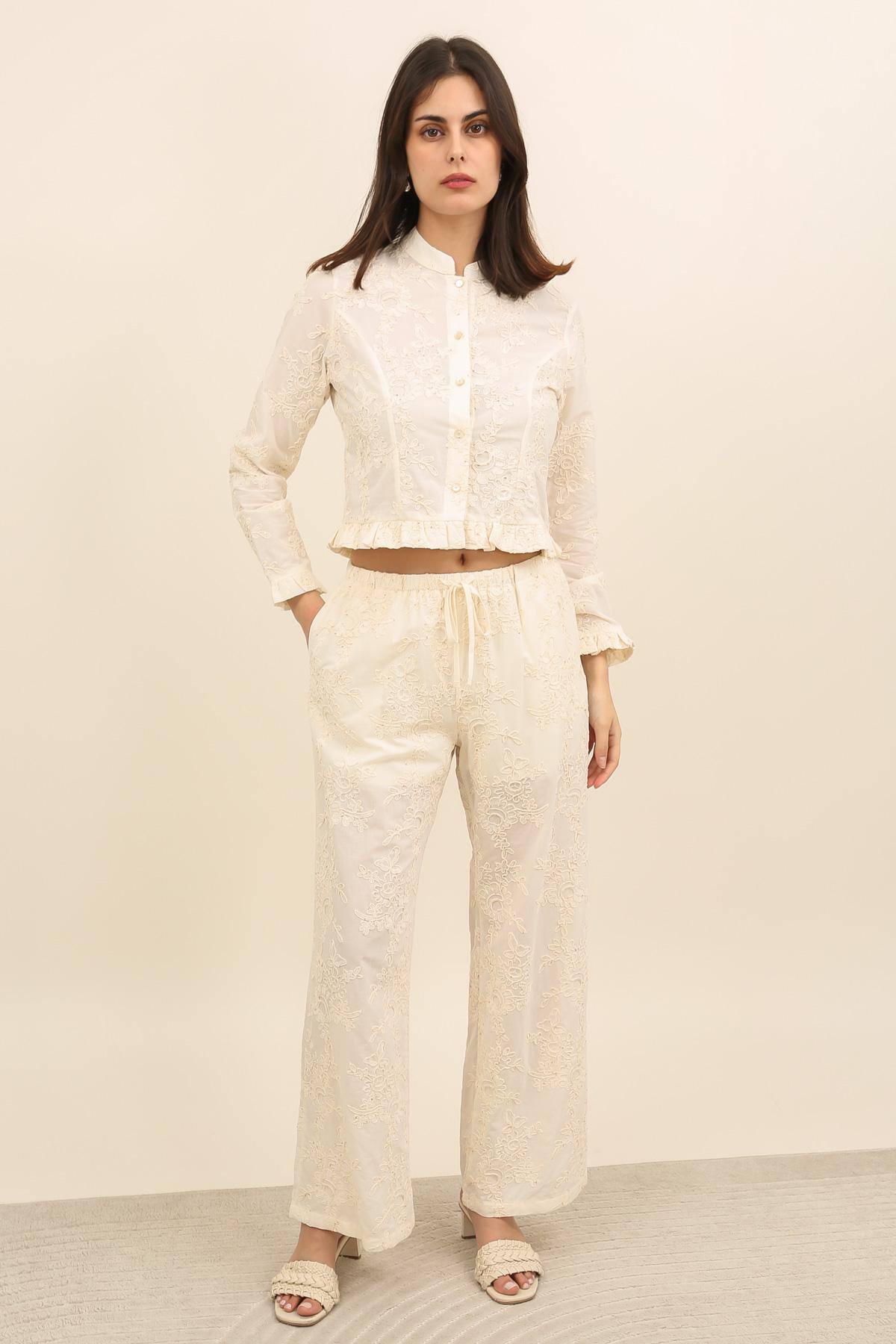 Grossiste DAPHNEA - Pantalon femme beige brodé floral – Taille élastique chic et élégant
