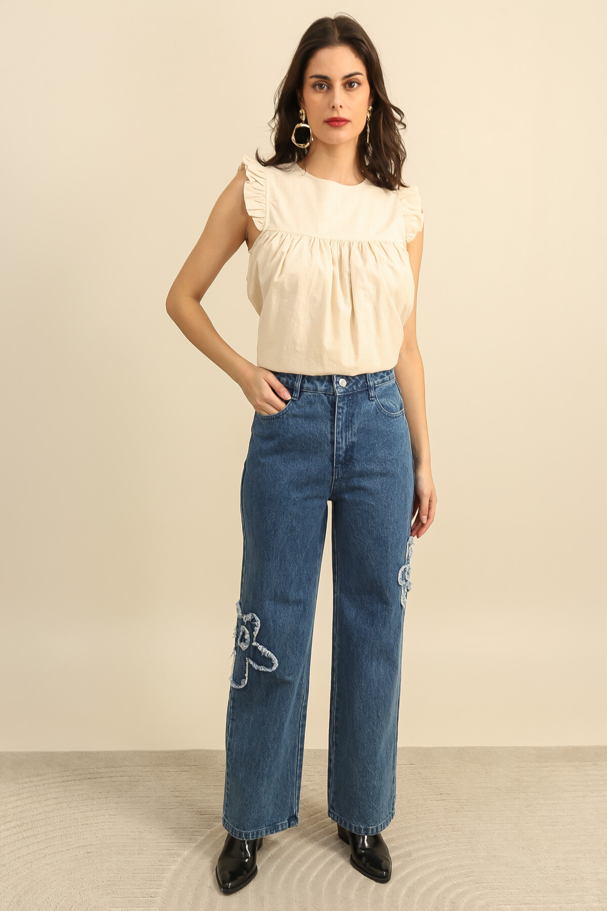 Grossiste DAPHNEA - Jean femme taille haute coupe large denim avec fleurs en relief tendance