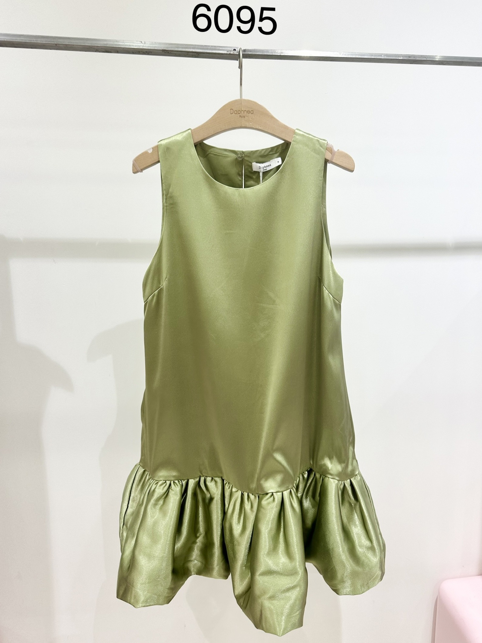 Grossiste DAPHNEA - Robe courte femme sans manches satin avec bas volants
