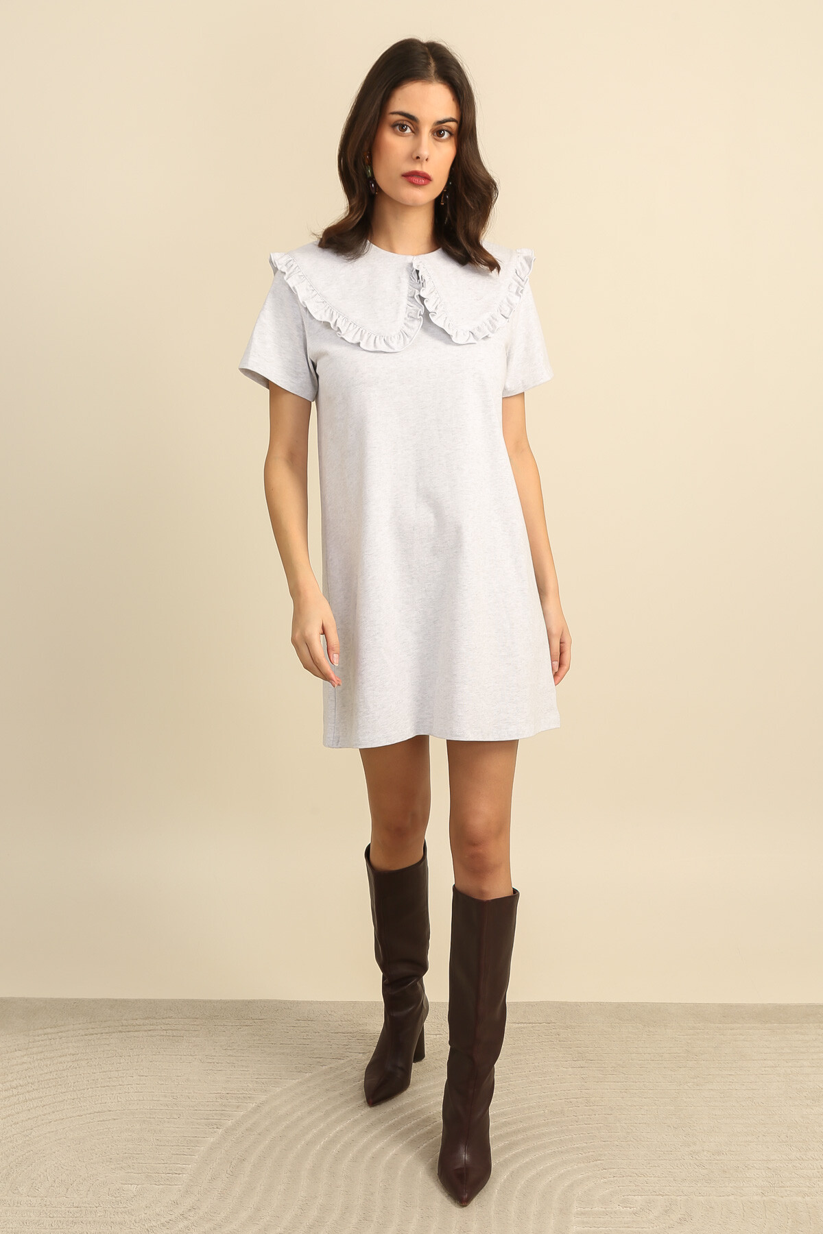 Grossiste DAPHNEA - Robe Courte Femme Col Claudine à Volants – Robe Droite Manches Courtes Chic