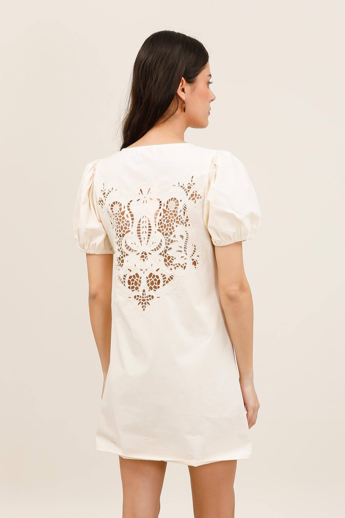 Grossiste DAPHNEA - Robe courte femme style bohème – Manches bouffantes et broderie dos