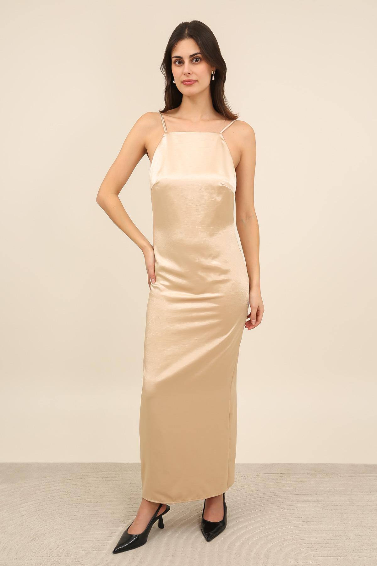 Grossiste DAPHNEA - Robe Longue Satinée Femme Dos Nu – Robe Bretelles Fines Coupe Droite Élégante