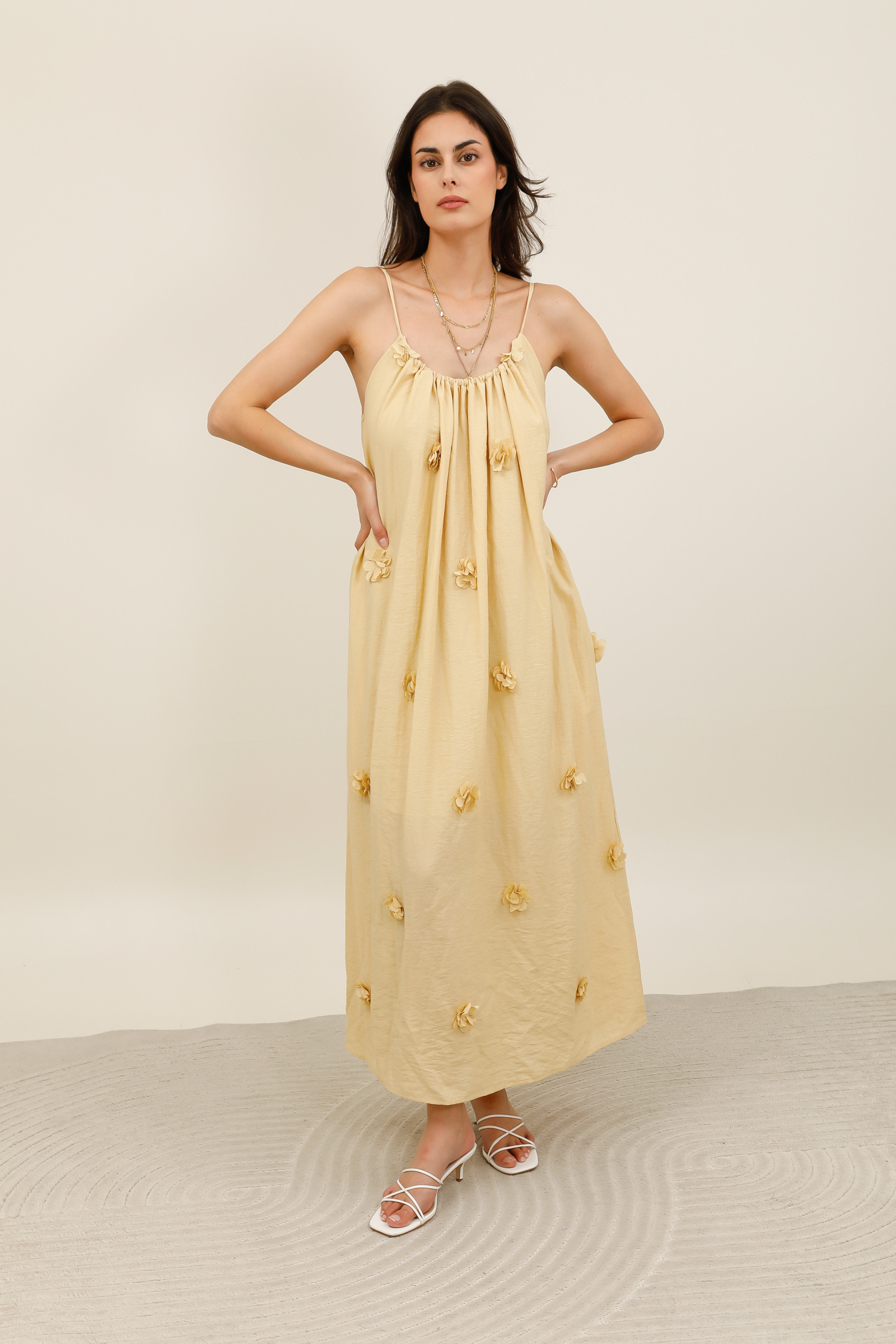 Grossiste DAPHNEA - Robe longue femme à fleurs 3D et bretelles fines