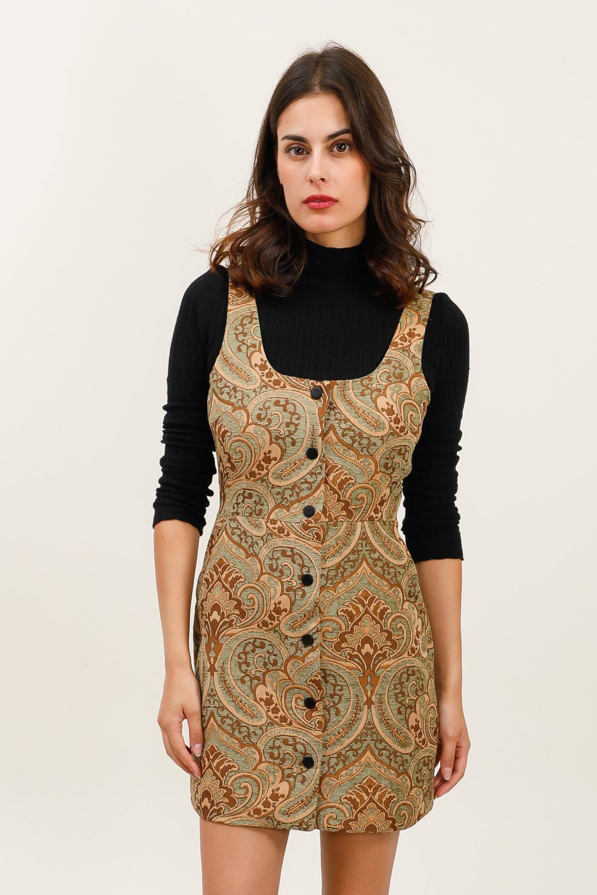 Sleeveless brocade dress with buttons Short brocade fabric dress with textured baroque pattern Round neckline and body-hugging fit for a flattering silhouette Full-length central buttoning for a vintage touch Available in two refined colors, perfect for a retro-chic look