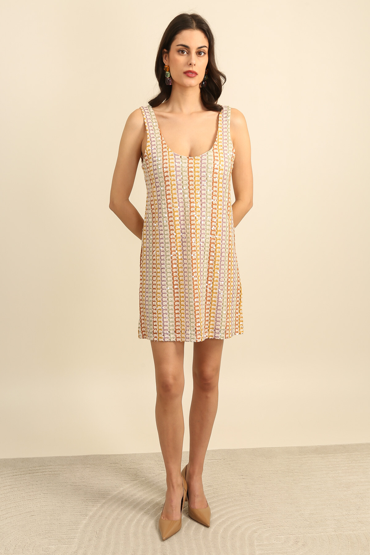 Grossiste DAPHNEA - Robe courte femme en maille avec sequins col rond coupe droite sans manches