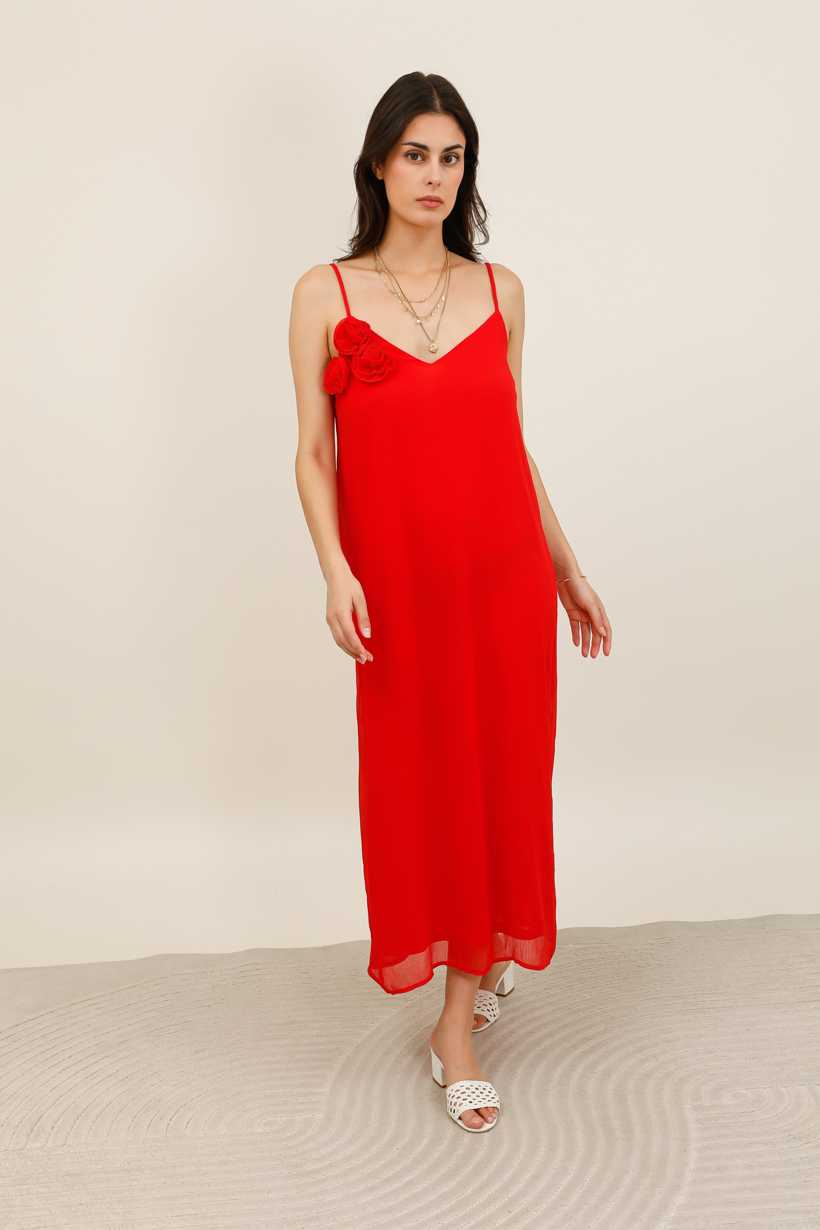 Mayorista DAPHNEA - Vestido largo fluido con tirantes y flores aplicadas