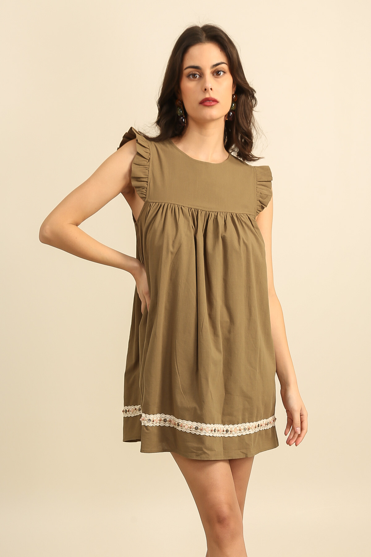 Grossiste DAPHNEA - Robe courte à volants avec galon dentelle orné de perles et pierres
