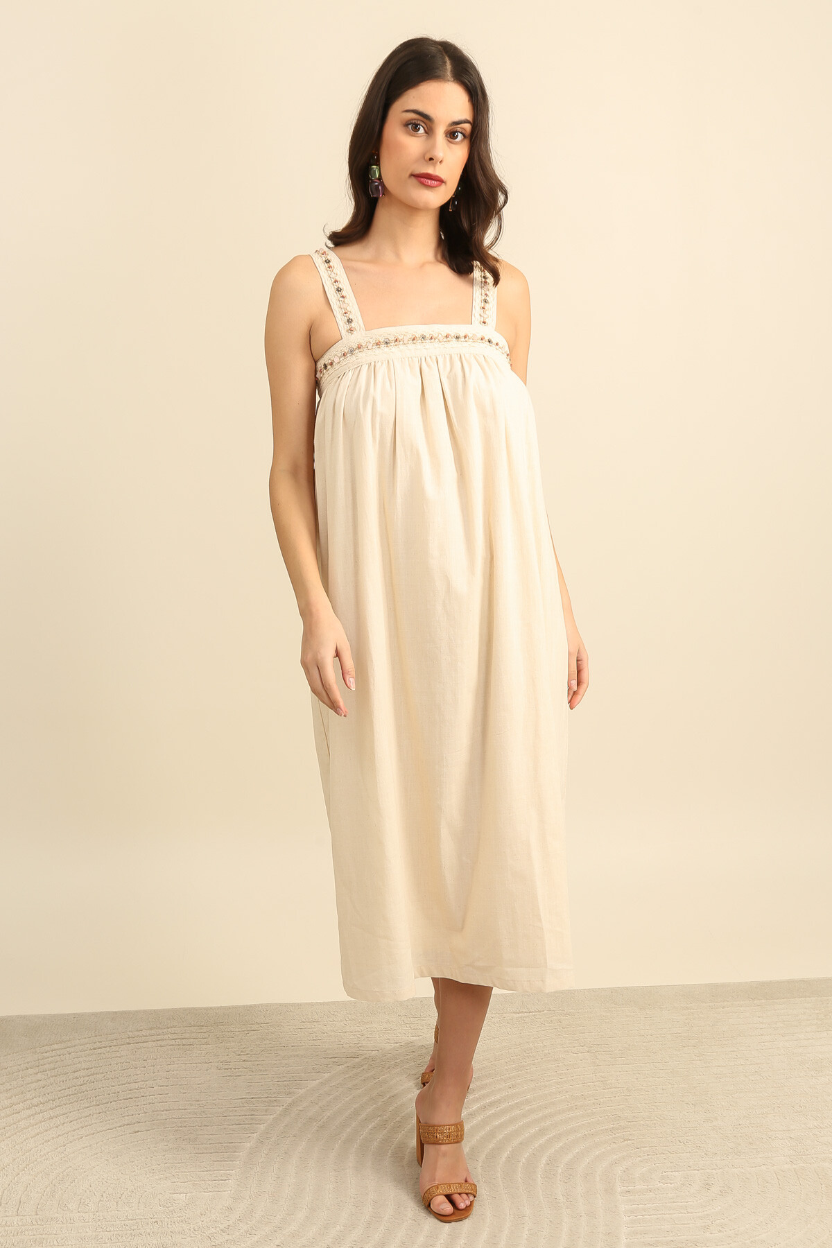 Grossiste DAPHNEA - Robe longue fluide femme à bretelles larges avec dentelle perlée et pierres – coupe bohème chic