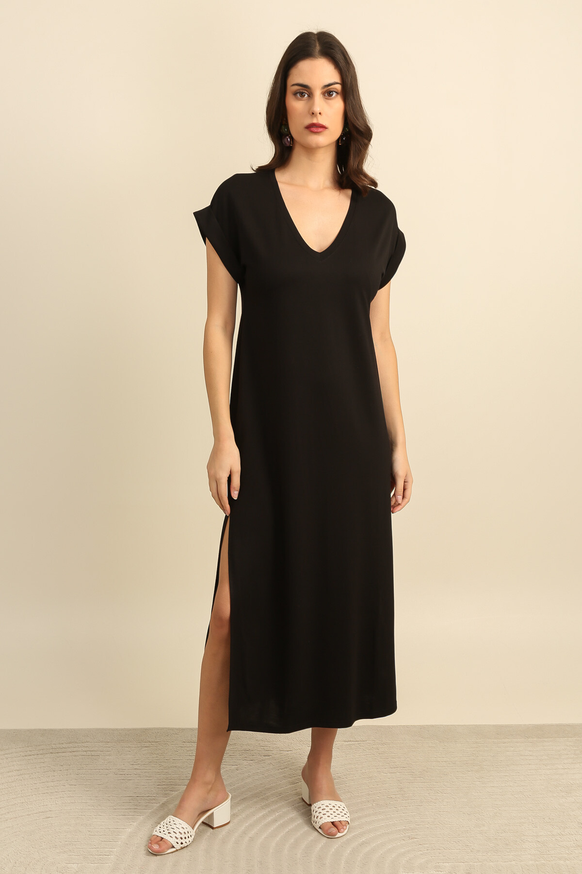 Grossiste DAPHNEA - Robe longue femme col V – Coupe fluide – Manches courtes à revers – Fentes côtés – Uni