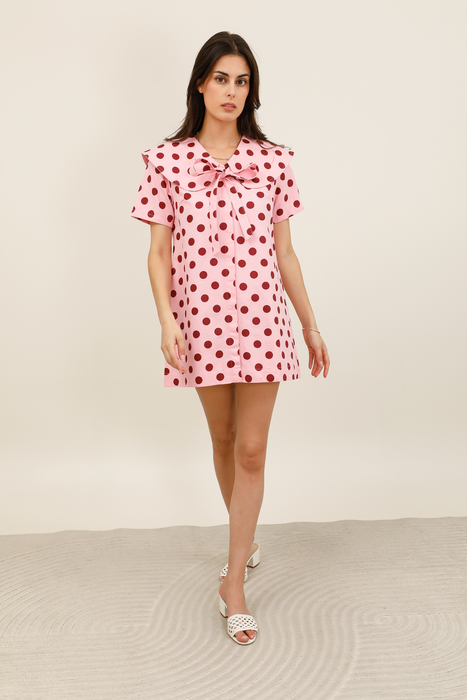 Grossiste DAPHNEA - Robe courte femme à pois avec col marin et nœud