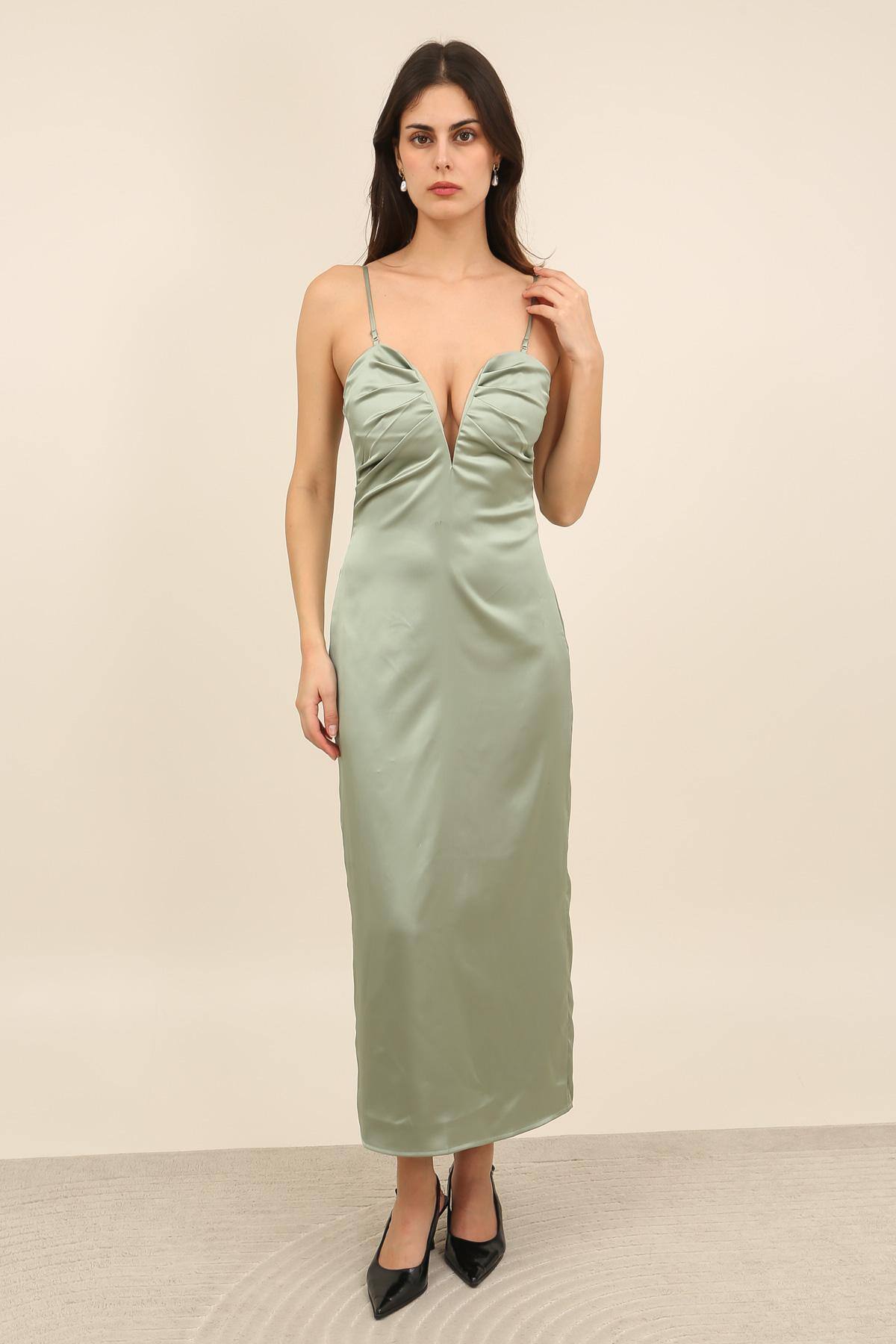Grossiste DAPHNEA - Robe longue satinée à fines bretelles décolleté plongeant