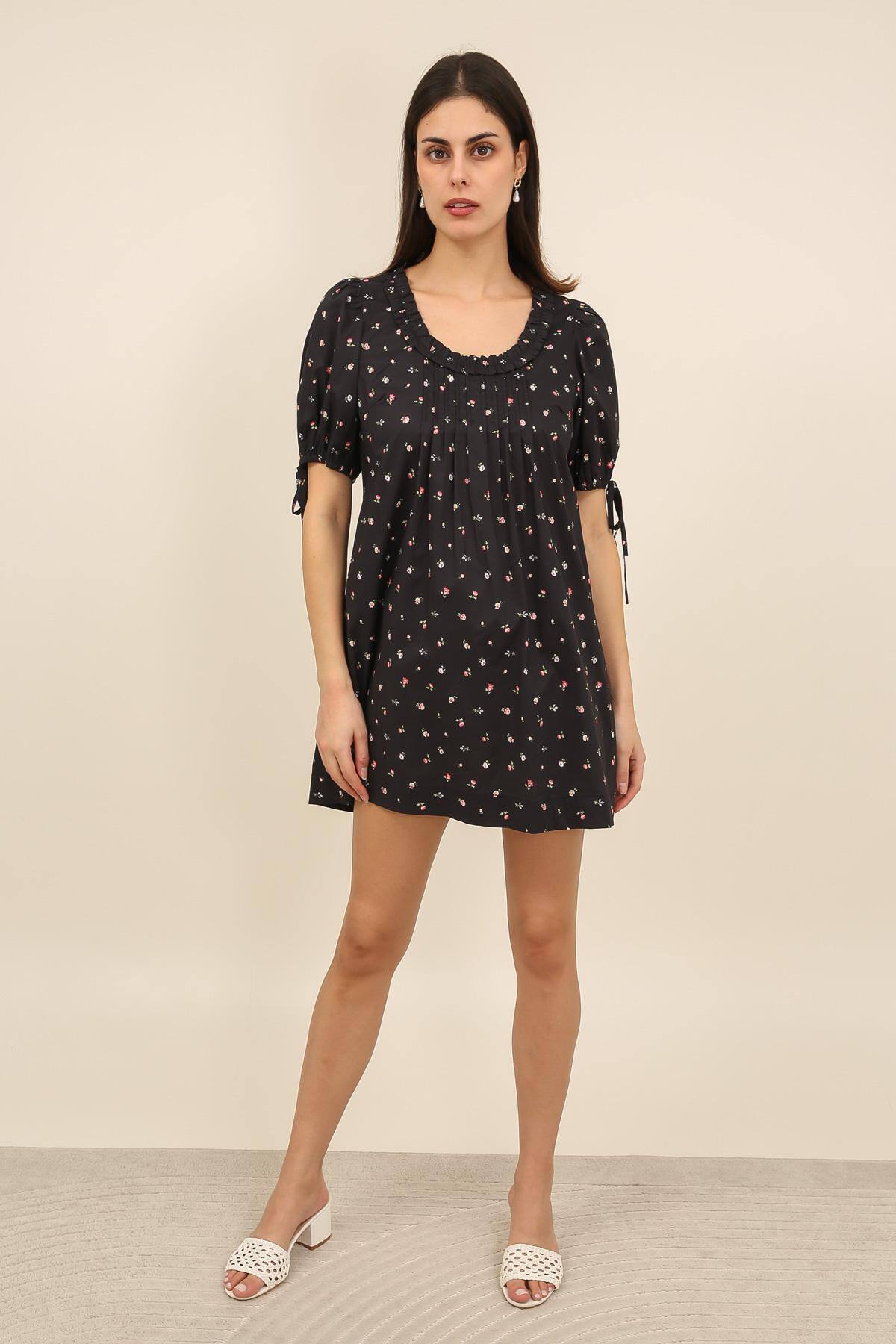 Grossiste DAPHNEA - Robe femme noire imprimé floral – Manches bouffantes col volanté romantique