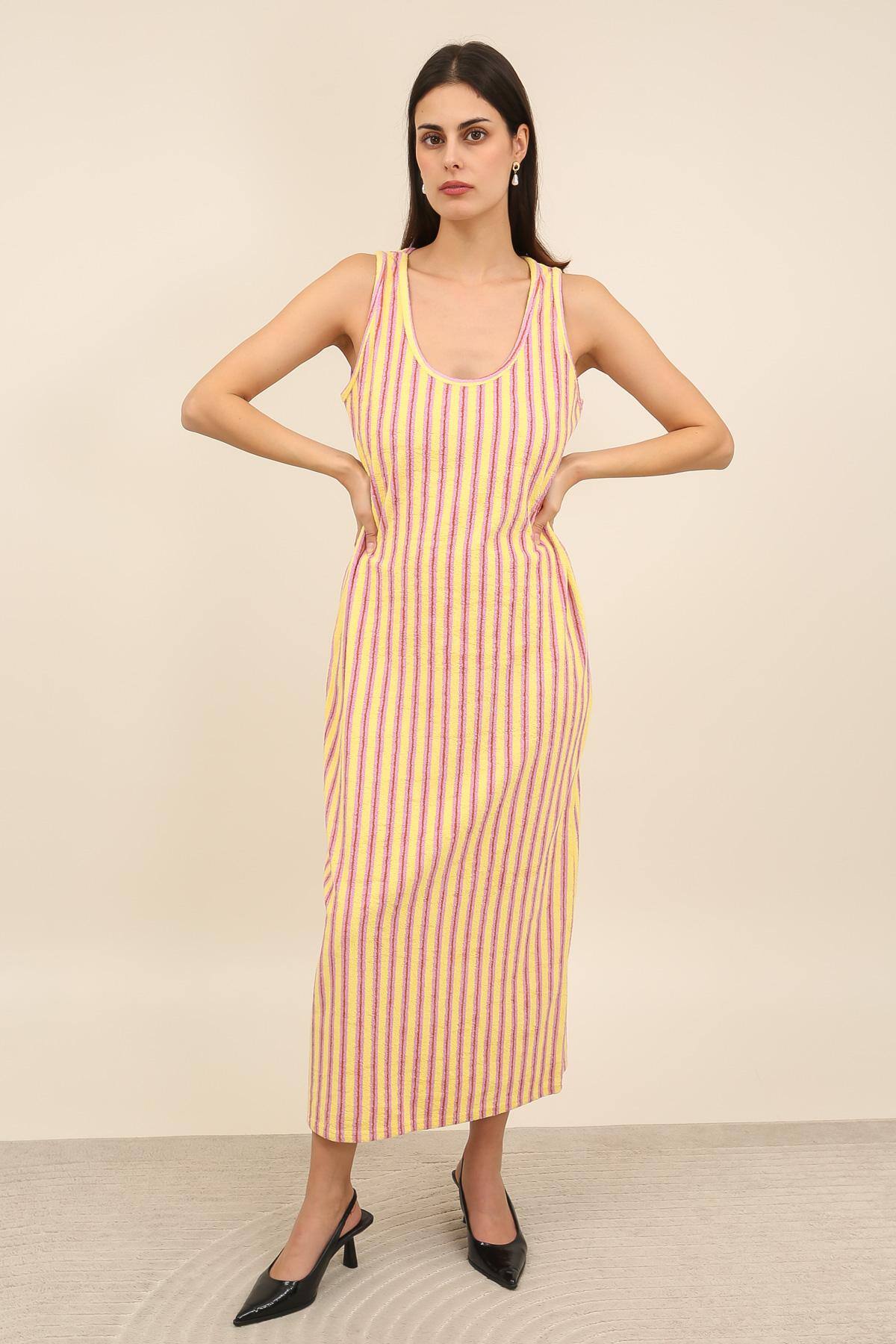 Grossiste DAPHNEA - Robe longue femme à rayures en matière éponge sans manches encolure ronde