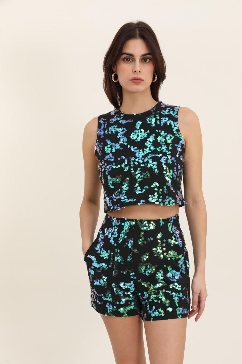Wholesaler DAPHNEA - Women's high-waisted shorts with shell sequins and side pockets