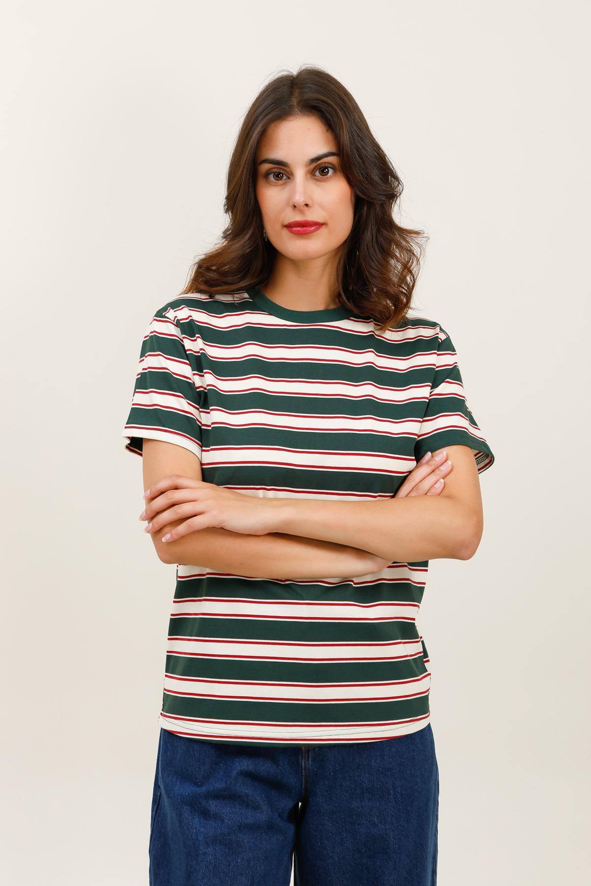 Striped oversized T-shirt with contrast collar. Soft jersey with horizontal stripes for a retro, laid-back vibe. Contrast crew neck and short sleeves, featuring an oversized fit for effortless comfort and style. Perfect for a confident casual look, tucked into jeans or loose over flowy shorts.