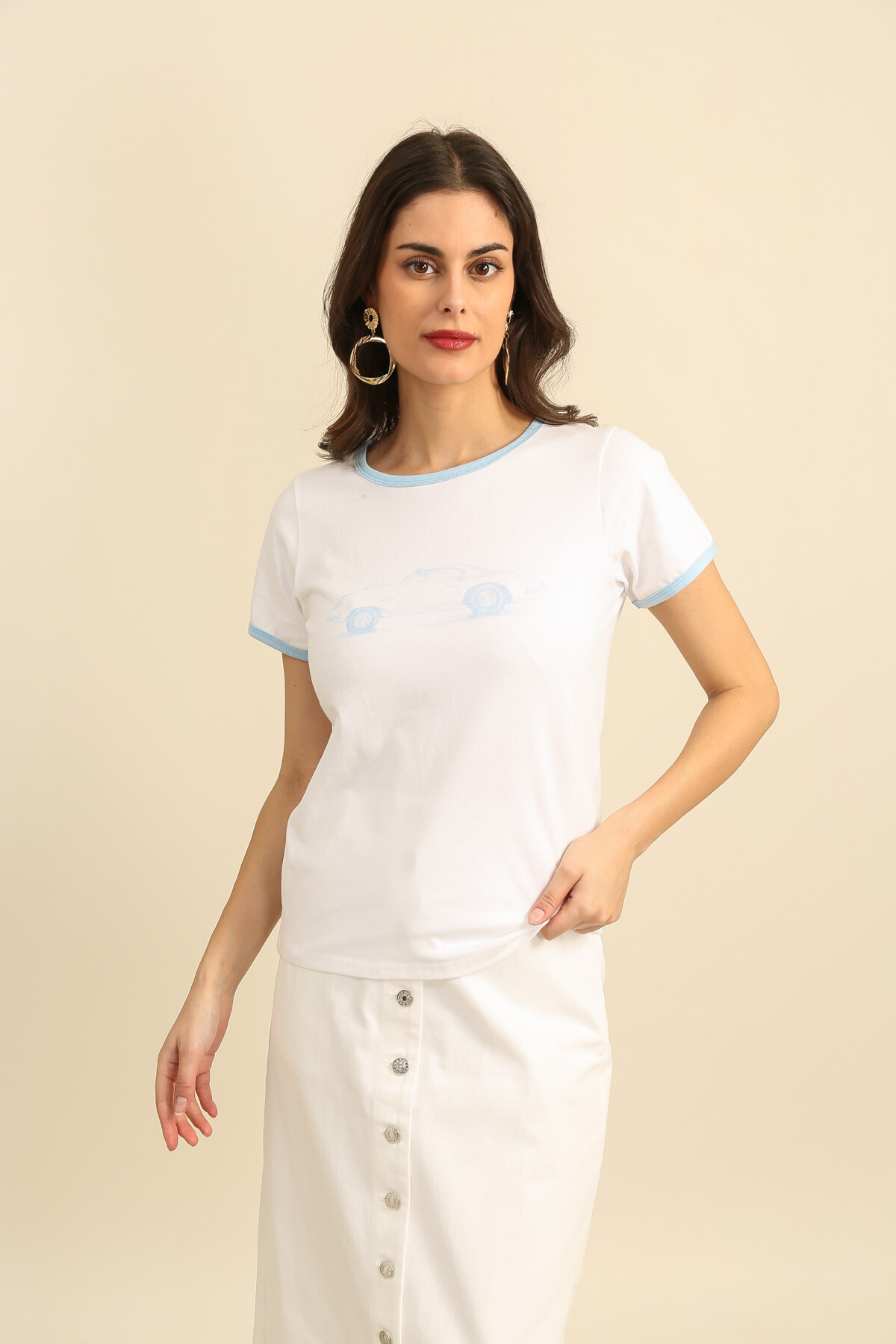 Grossiste DAPHNEA - T-shirt femme imprimé voiture vintage – Col contrasté manches courtes style rétro