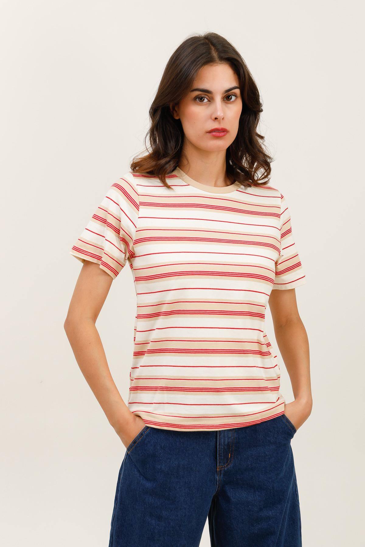 Vintage striped T-shirt with contrast collar. Straight cut in soft jersey with horizontal stripes, embracing a retro vibe. Contrast round neck and short sleeves for an easy-to-match casual silhouette. Comfortable fit and graphic look that adds a 90s twist to basics. Perfect with high-waisted jeans or denim shorts for an effortless look.