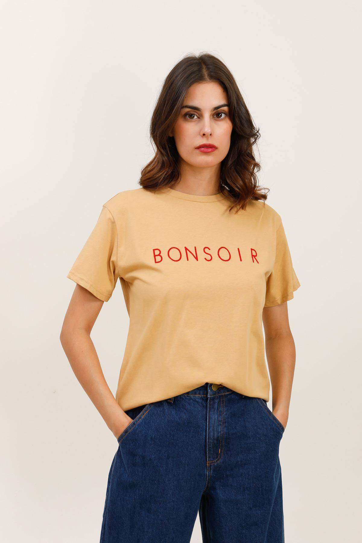 Straight-cut T-shirt with embroidered message BONSOIR. Soft jersey T-shirt with a classic straight cut, featuring a contrasting embroidered message on the chest. Round neck and short sleeves for a simple and effective silhouette. A wardrobe staple reimagined with a touch of character thanks to the embroidered lettering.