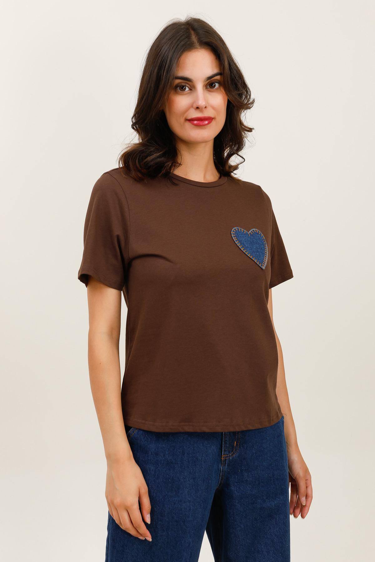 Straight-cut T-shirt with denim heart patch. Soft jersey T-shirt with a straight fit and round neck, enhanced by a heart-shaped patch on the chest. Contrasting denim detail with visible stitching for an original and textured touch. A basic piece with a playful twist, both subtle and full of character.