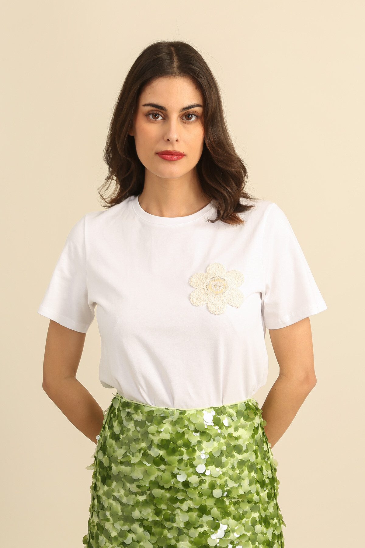 Grossiste DAPHNEA - T-shirt femme manches courtes – Fleur macramé brodée – Col rond – Top coton été