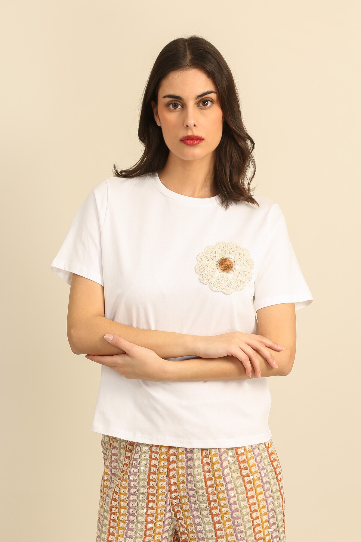 Grossiste DAPHNEA - T-Shirt Femme Fleur Brodée Relief – T-Shirt Manches Courtes Col Rond Chic