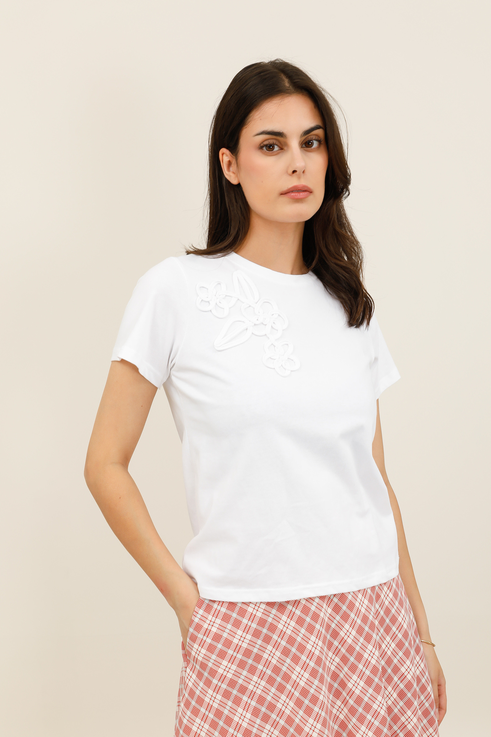 Mayorista DAPHNEA - Camiseta de mujer con bordado floral en relieve y mangas cortas
