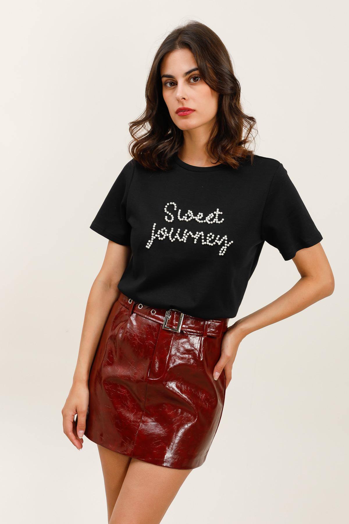 Beaded Message T-shirt – Sweet Journey Add a poetic touch to your outfits with this straight-cut t-shirt featuring the Sweet Journey message embroidered with beads. Made from soft, comfortable jersey, it charms with its simple cut, round neck, and short sleeves. The raised bead detail adds an elegant touch to this everyday essential. Perfect with high-waisted jeans or a flowy skirt for a casual-chic look.