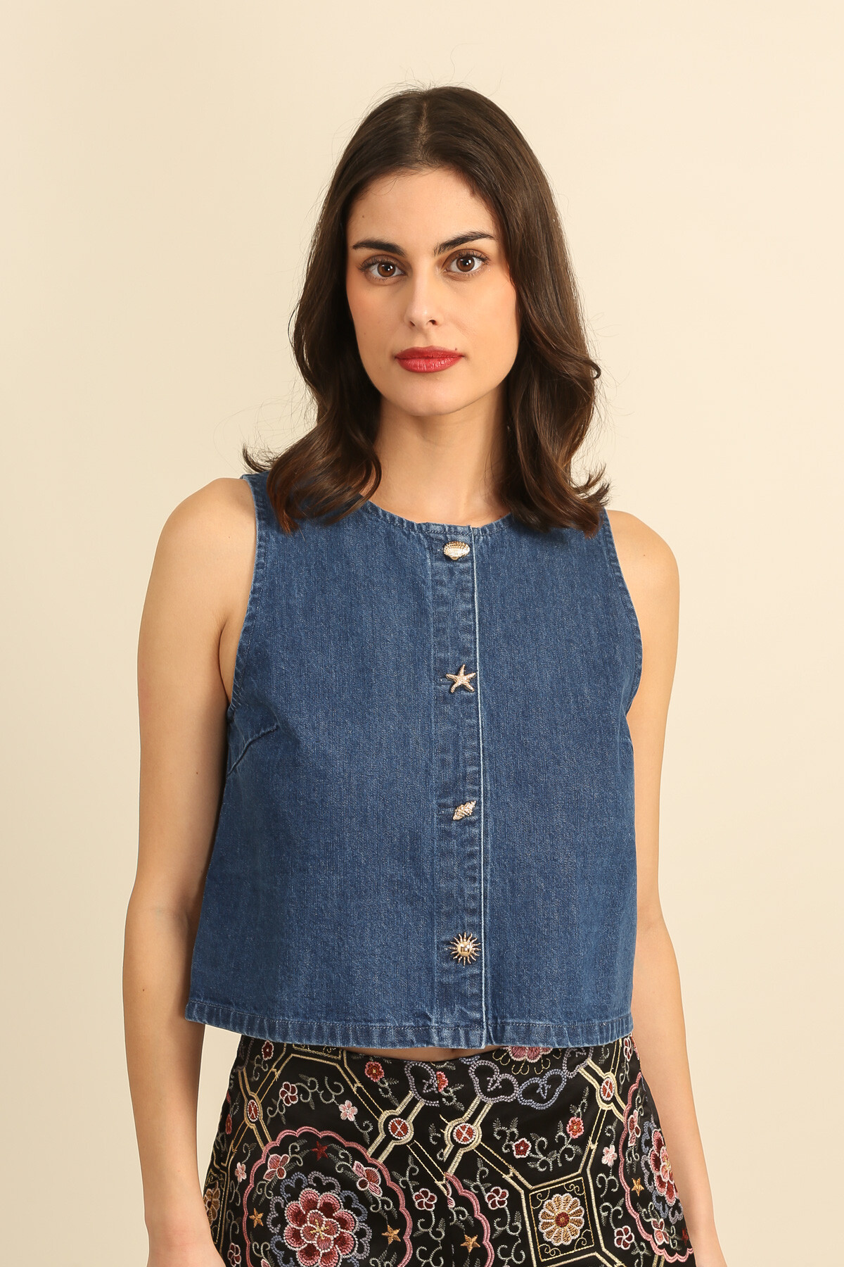 Grossiste DAPHNEA - Top denim femme sans manches avec boutons dorés fruits de mer – débardeur en jean été chic